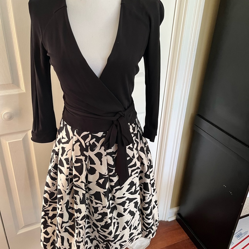 Diane Von Furstenberg wrap Cocktail Dress size 6 with pockets!